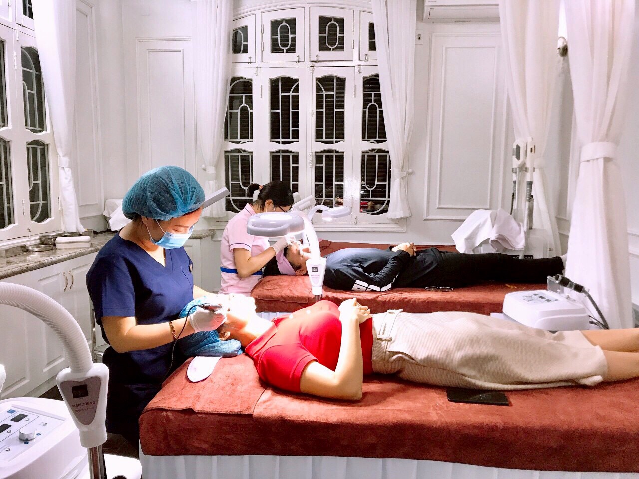 Điện chuyển ion điều trị mụn