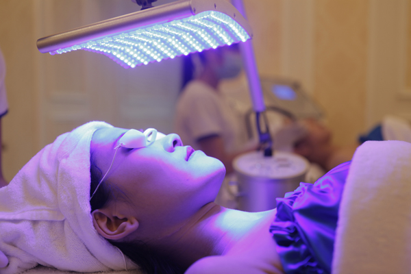 Chiếu đèn LED trẻ hóa da