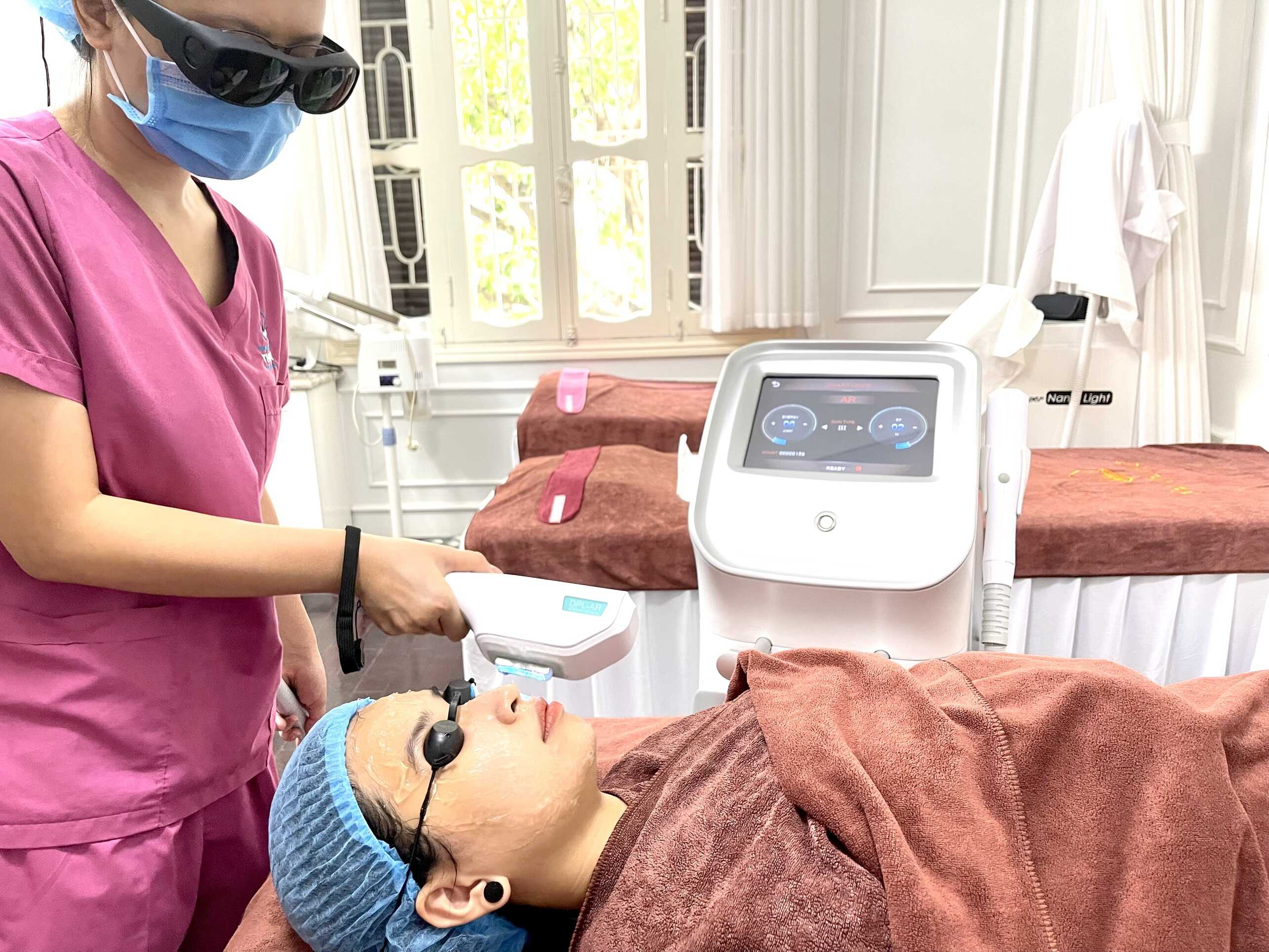 Điều trị viêm dày sừng nang lông bằng ánh sáng xung phổ hẹp (DPL)