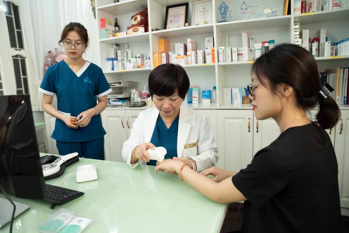 Bác sĩ Da liễu tận tâm thăm khám và theo dõi sát sao diễn tiến bệnh