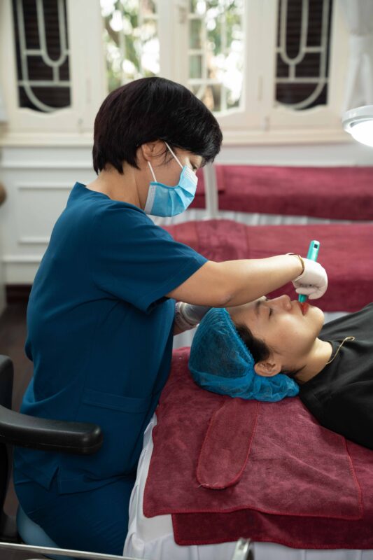 Trực tiếp Bác sĩ Da liễu thực hiện kỹ thuật lăn kim an toàn