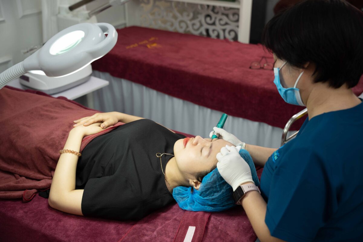 Công nghệ lăn kim kết hợp điện di HA giúp xóa mờ sắc tố và cấp ẩm sâu
