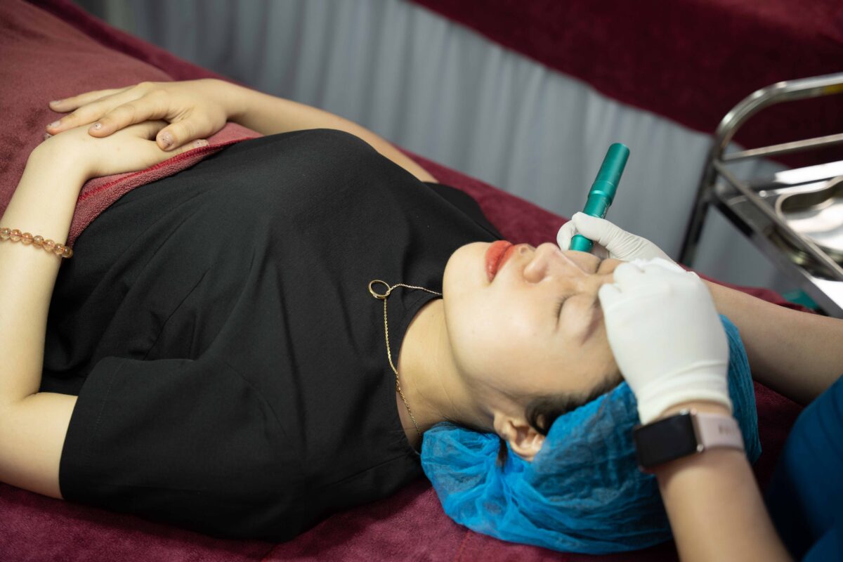 Lăn kim tạo vi tổn thương giả giúp tinh chất thẩm thấu sâu hơn gấp nhiều lần