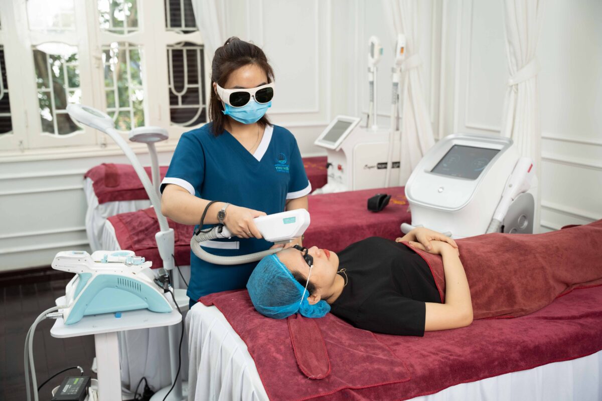 Trực tiếp Bác sĩ điều chỉnh năng lượng IPL an toàn cho khách hàng