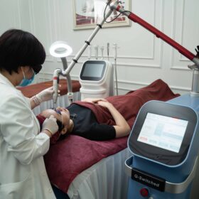 Bác sĩ da liễu trực tiếp thăm khám và điều chỉnh năng lượng laser an toàn