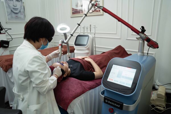 Bác sĩ da liễu trực tiếp thăm khám và điều chỉnh năng lượng laser an toàn