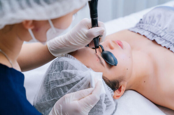 Tia laser hóa hơi mô bệnh lý một cách chính xác mà không làm tổn thương da lành