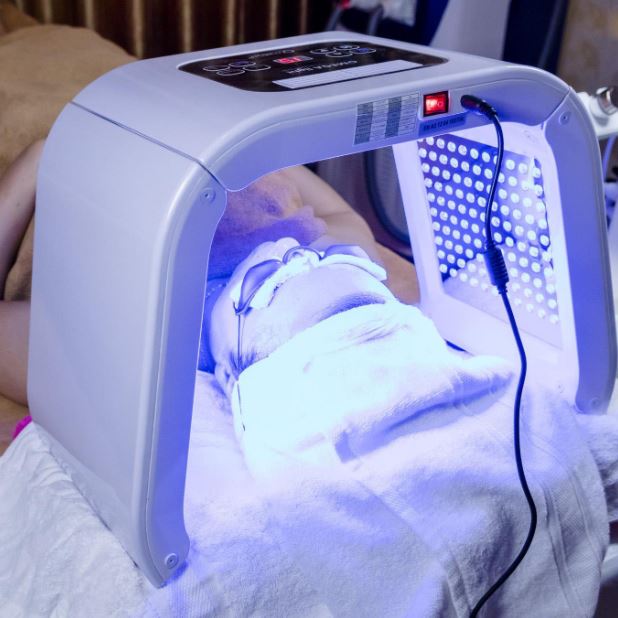 Khách hàng thực hiện lấy nhân mụn chiếu đèn sinh học