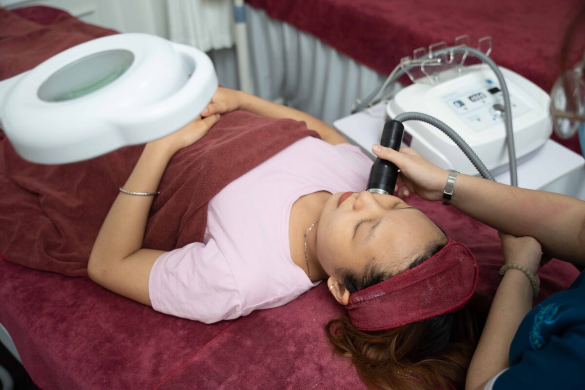 Những ưu điểm nổi bật của liệu trình điện di trị mụn